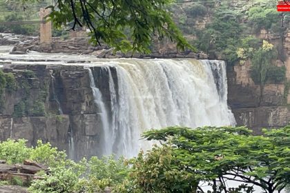 ಧುಮ್ಮಿಕ್ಕಿ ಹರಿಯುವ ಗೋಕಾಕ ಜಲಪಾತದ ನಯನ ಮನೋಹರ ದೃಶ್ಯ