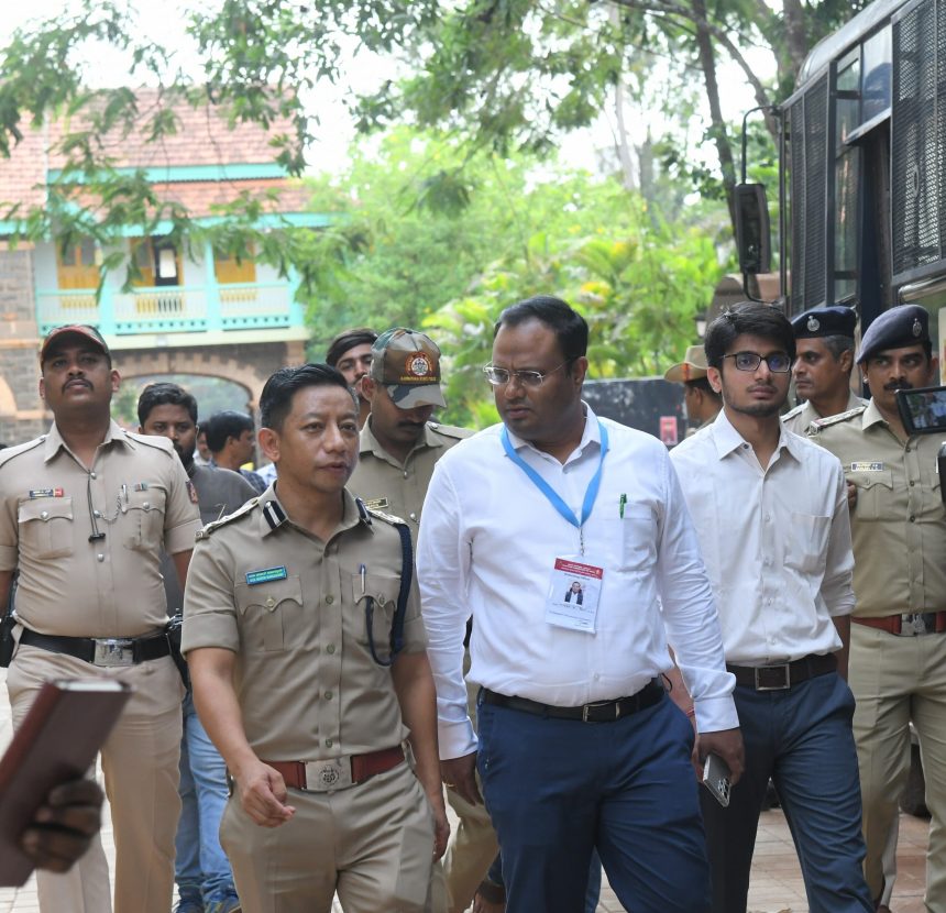 ನಿಷೇಧಾಜ್ಞೆ ಜಾರಿ, ಮೊಬೈಲ್ ನಿರ್ಬಂಧ ನಿಷೇಧಾಜ್ಞೆ ಜಾರಿ, ಮೊಬೈಲ್ ನಿರ್ಬಂಧ