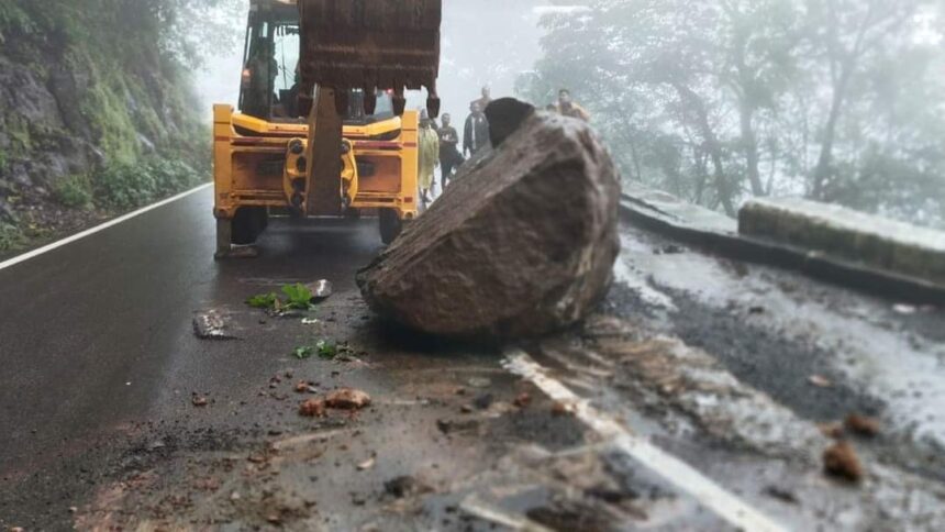 ಅಂಬೋಲಿ ಬಳಿ ರಸ್ತೆಗುರುಳಿದ ಬಂಡೆ