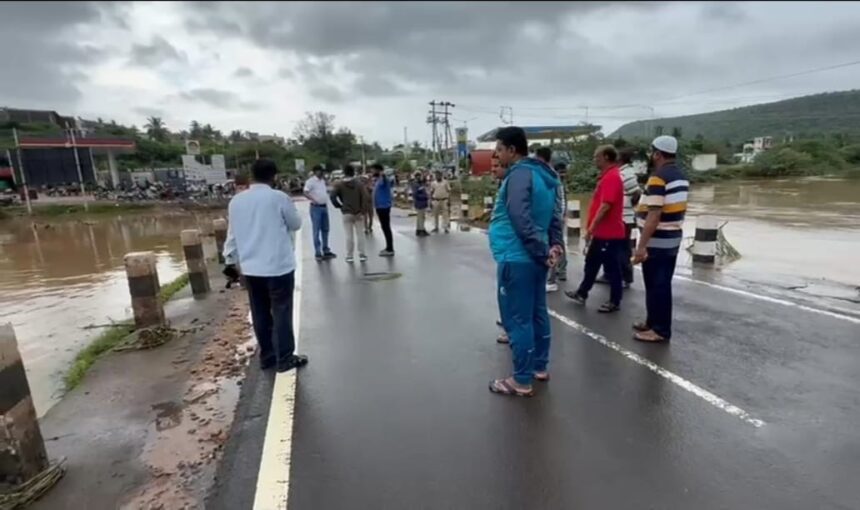 ಗೋಕಾಕ : ಇಳಿಯಿತು ಚಿಕ್ಕೋಳಿ ಸೇತುವೆ ಮೇಲಿನ ನೀರು