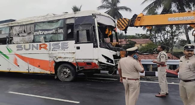 ಗೋವಾಗೆ ಹೊರಟಿದ್ದ ಖಾಸಗಿ ಬಸ್ ಪಲ್ಟಿ: ಮೂವರ ಮೃತ್ಯು