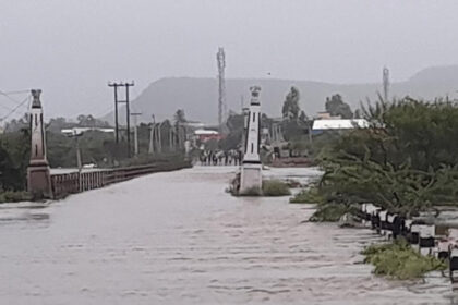 ಗೋಕಾಕ ಸಂಪರ್ಕ ಕಲ್ಪಿಸುವ ಲೋಳಸೂರ ಸೇತುವೆ ಮುಳುಗಡೆ: ದಶಕಗಳಿಂದ ನೆನೆಗುದಿಗೆ ಬಿದ್ದಿರುವ ಹೊಸ ಸೇತುವೆ ಕಾರ್ಯ!