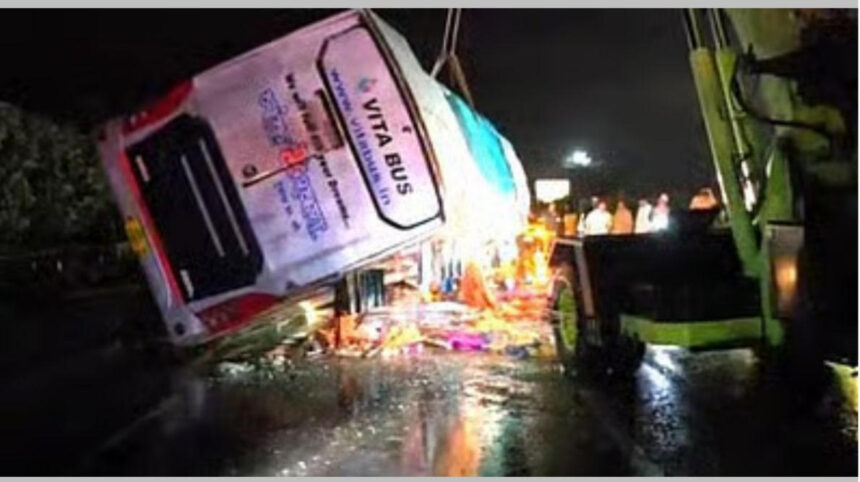 ಖಾಸಗಿ ಬಸ್ ಪಲ್ಟಿ: ಸ್ಥಳದಲ್ಲೇ ಇಬ್ಬರ ಸಾವು, ಆರು ಮಂದಿಗೆ ಗಂಭೀರ ಗಾಯ