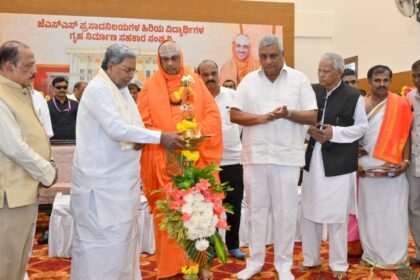 ಶಿಕ್ಷಣದಿಂದ ಮಾತ್ರ ಸ್ವತಂತ್ರ, ಸ್ವಾಭಿಮಾನಿ,ಜವಾಬ್ದಾರಿಯುತ ವ್ಯಕ್ತಿಯಾಗಲು ಸಾಧ್ಯ -ಪ್ರತಿಯೊಬ್ಬರೂ ಶಿಕ್ಷಣ ಪಡೆಯಲೇಬೇಕು:ಸಿದ್ದರಾಮಯ್ಯ