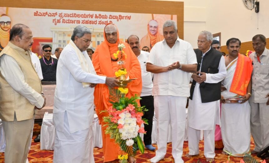 ಶಿಕ್ಷಣದಿಂದ ಮಾತ್ರ ಸ್ವತಂತ್ರ, ಸ್ವಾಭಿಮಾನಿ,ಜವಾಬ್ದಾರಿಯುತ ವ್ಯಕ್ತಿಯಾಗಲು ಸಾಧ್ಯ -ಪ್ರತಿಯೊಬ್ಬರೂ ಶಿಕ್ಷಣ ಪಡೆಯಲೇಬೇಕು:ಸಿದ್ದರಾಮಯ್ಯ