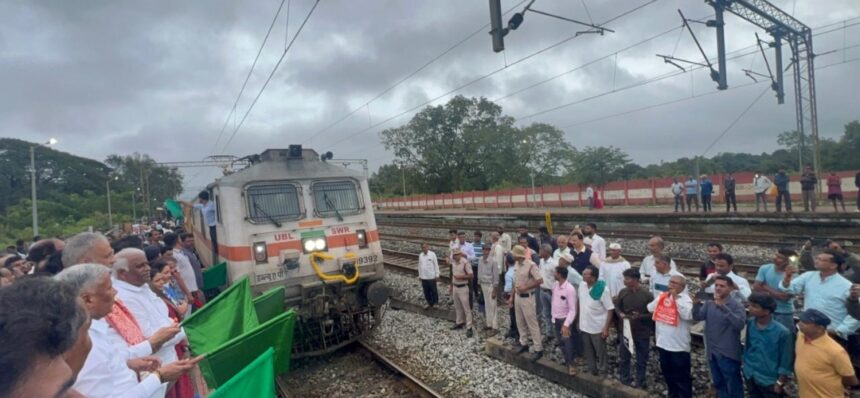 ಖಾನಾಪುರದಲ್ಲಿ ರೈಲ್ವೆ ಮೂಲಸೌಕರ್ಯ ಅಭಿವೃದ್ಧಿಗೆ ಚಾಲನೆ: ಹುಬ್ಬಳ್ಳಿ-ದಾದರ್ ಎಕ್ಸ್‌ಪ್ರೆಸ್‌ಗೆ ಹೆಚ್ಚುವರಿ ನಿಲುಗಡೆ