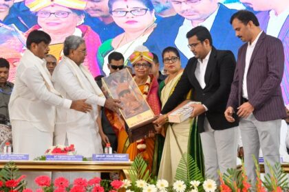 ಘೋಡಾ ಹೈ-ಮೈದಾನ್ ಹೈ: ಬನ್ನಿ ಚುನಾವಣೆಯಲ್ಲಿ ರಾಜಕಾರಣ ಮಾಡೋಣ: ನಾಡ ಹಬ್ಬದ ವಿಚಾರದಲ್ಲಿ ಕೆಟ್ಟ ರಾಜಕಾರಣ ಬೇಡ: ಸಿದ್ದರಾಮಯ್ಯ ಸವಾಲು