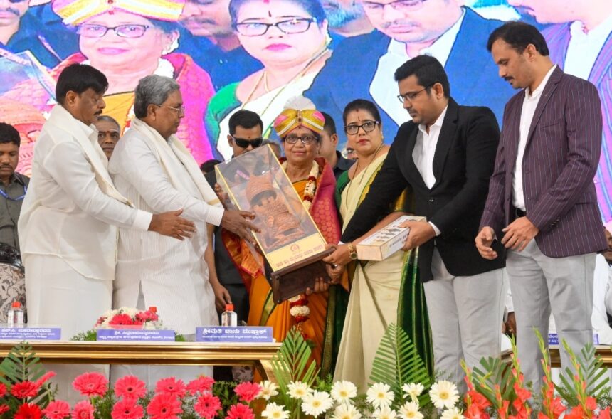 ಘೋಡಾ ಹೈ-ಮೈದಾನ್ ಹೈ: ಬನ್ನಿ ಚುನಾವಣೆಯಲ್ಲಿ ರಾಜಕಾರಣ ಮಾಡೋಣ: ನಾಡ ಹಬ್ಬದ ವಿಚಾರದಲ್ಲಿ ಕೆಟ್ಟ ರಾಜಕಾರಣ ಬೇಡ: ಸಿದ್ದರಾಮಯ್ಯ ಸವಾಲು