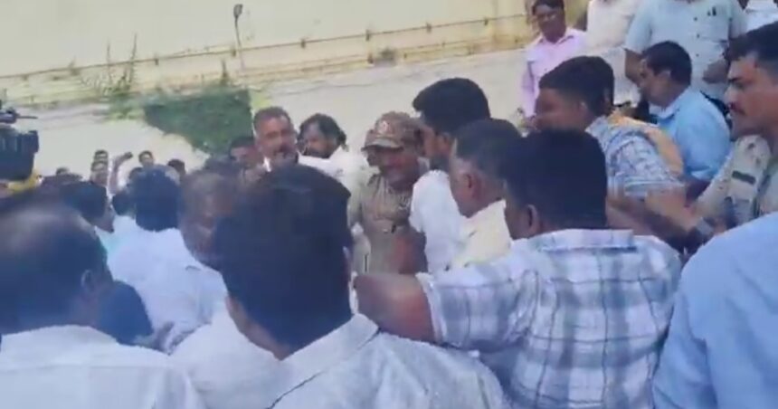 ಡಿಸಿಸಿ ಬ್ಯಾಂಕ್ ಚುನಾವಣೆ : ಸವದಿ-ಜಾರಕಿಹೊಳಿ ಗುಂಪುಗಳ ನಡುವೆ ಮಾರಾಮಾರಿ