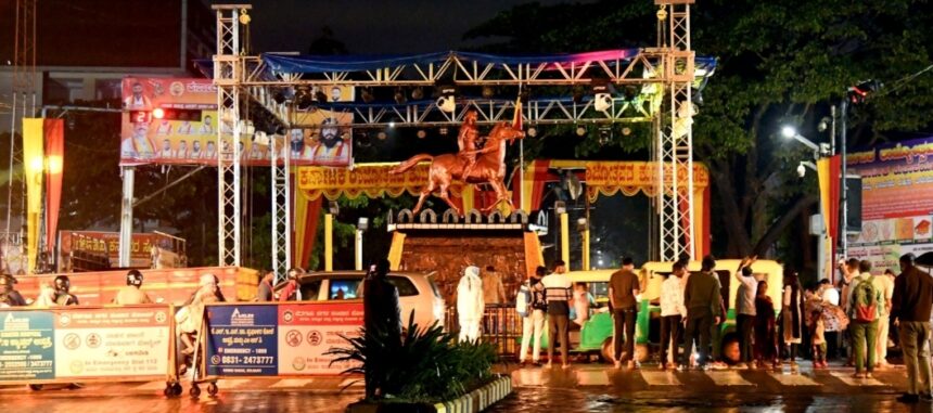 ರಾಜ್ಯೋತ್ಸವದ ಪ್ರಯುಕ್ತ ಬೆಳಗಾವಿ ಚನ್ನಮ್ಮ ವೃತ್ತ ದೀಪಾಲಂಕಾರಗಳಿಂದ ಸಿಂಗಾರಗೊಂಡು ಗಮನಸೆಳೆದಿದೆ