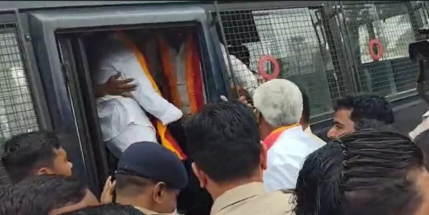 ಎಂಇಎಸ್ ಸಭೆಗೆ ನುಗ್ಗಲು ಯತ್ನಿಸಿದ ಕನ್ನಡ ಕಾರ್ಯಕರ್ತರ ಬಂಧನ