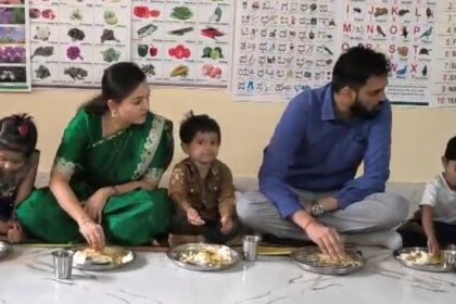ಅಂಗನವಾಡಿ ಮಕ್ಕಳೊಂದಿಗೆ ಕುಳಿತು ಬಿಸಿಯೂಟ ಸವಿದ ಧಾರವಾಡ ಡಿಸಿ, ಸಿಇಒ