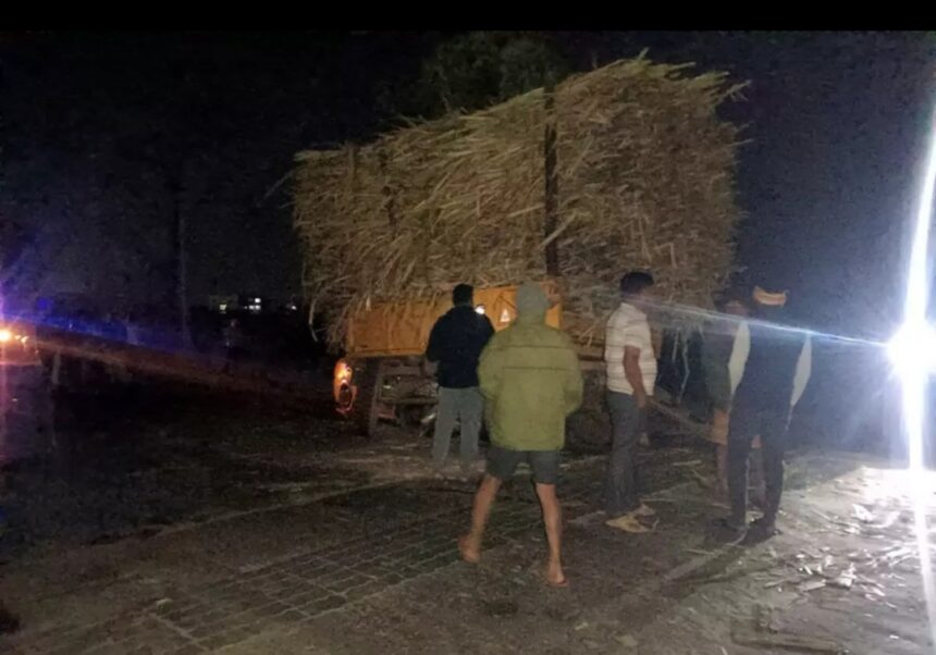 ಕಬ್ಬು ತುಂಬಿದ್ದ ಟ್ರ್ಯಾಕ್ಟರಗೆ ಕಾರ್ ಢಿಕ್ಕಿ : ಜಾತ್ರೆಗೆ ಹೊರಟಿದ್ದ 4 ಯುವಕರ ಸಾವು