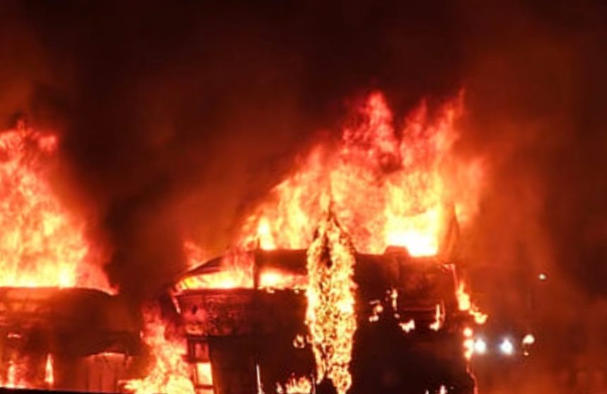 ಭೀಕರ ದುರಂತ-ಹೊತ್ತಿ ಉರಿದ ಬಸ್ : ಹತ್ತಕ್ಕೂ ಹೆಚ್ಚು ಸಾವು ನೋವು