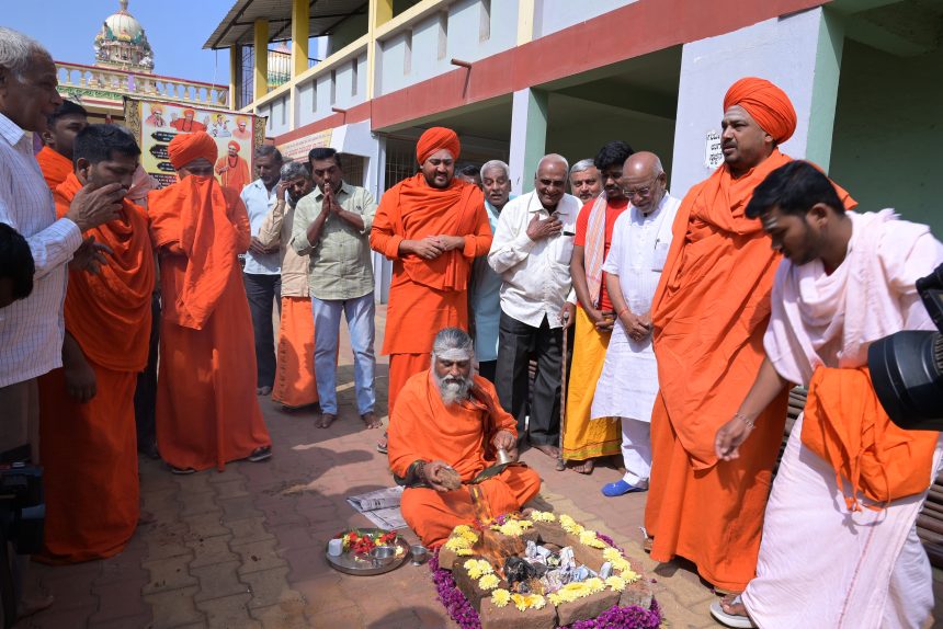 ವ್ಯಸನಮುಕ್ತ ಸಮಾಜ ನಿರ್ಮಾಣದ ಆಶಯದೊಂದಿಗೆ ಹಾವೇರಿಯ ಹುಕ್ಕೇರಿಮಠದ ಅಂಗಳದಲ್ಲಿ ಚಟ ಹೋಮ  ಜರುಗಿಸಿದ ಶ್ರೀಗಳು: