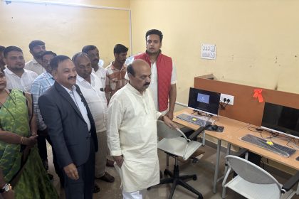 ಹಾವೇರಿ ವಿಶ್ವವಿದ್ಯಾಲಯದ ನೂತನ ಗಣಕಯಂತ್ರ ವಿಭಾಗವನ್ನು ಉದ್ಘಾಟಿಸಿದ ಮೈಸೂರು-ಕೊಡಗು ಸಂಸದ ಯದುವೀರ ಕೃಷ್ಣದತ್ತ ಚಾಮರಾಜ ಒಡೆಯರ್ ಹಾಗೂ ಮಾಜಿ ಸಿಎಂ, ಸಂಸದ ಬಸವರಾಜ ಬೊಮ್ಮಾಯಿ.