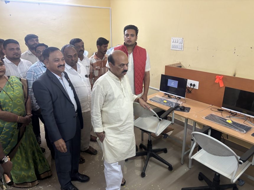 ಹಾವೇರಿ ವಿಶ್ವವಿದ್ಯಾಲಯದ ನೂತನ ಗಣಕಯಂತ್ರ ವಿಭಾಗವನ್ನು ಉದ್ಘಾಟಿಸಿದ ಮೈಸೂರು-ಕೊಡಗು ಸಂಸದ ಯದುವೀರ ಕೃಷ್ಣದತ್ತ ಚಾಮರಾಜ ಒಡೆಯರ್ ಹಾಗೂ ಮಾಜಿ ಸಿಎಂ, ಸಂಸದ ಬಸವರಾಜ ಬೊಮ್ಮಾಯಿ. ಹಾವೇರಿ ವಿಶ್ವವಿದ್ಯಾಲಯದ ನೂತನ ಗಣಕಯಂತ್ರ ವಿಭಾಗವನ್ನು ಉದ್ಘಾಟಿಸಿದ ಮೈಸೂರು-ಕೊಡಗು ಸಂಸದ ಯದುವೀರ ಕೃಷ್ಣದತ್ತ ಚಾಮರಾಜ ಒಡೆಯರ್ ಹಾಗೂ ಮಾಜಿ ಸಿಎಂ, ಸಂಸದ ಬಸವರಾಜ ಬೊಮ್ಮಾಯಿ.