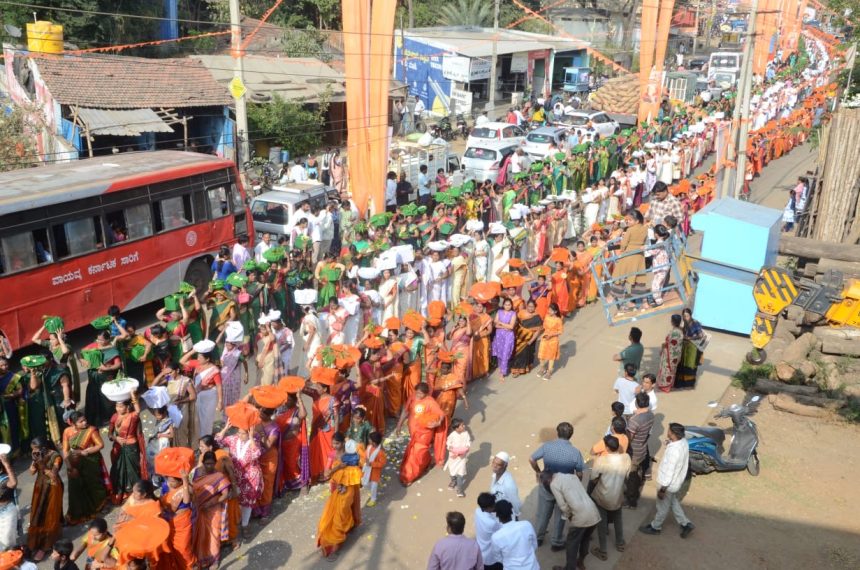 ಹಾವೇರಿಯಲ್ಲಿ ಆರು ಸಾವಿರಕ್ಕೂ ಅಧಿಕ ಮಹಿಳೆಯರಿಂದ ಶಿವಬಸವ ಬುತ್ತಿ ಮೆರವಣಿಗೆ.