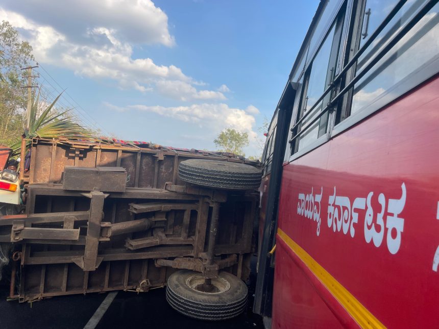 ಹಾವೇರಿ ತಾಲೂಕಿನ ಬಸಾಪುರ ಗ್ರಾಮದ ಬಳಿ ಸಾರಿಗೆ ಬಸ್ ಮತ್ತು ಟ್ರ್ಯಾಕ್ಟರ್ ನಡುವೆ ಮುಖಾಮುಖಿ ಡಿಕ್ಕಿ,15 ಕ್ಕೂ ಹೆಚ್ಚು ಜನರಿಗೆ ಗಾಯ.