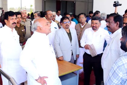 ಹಾವೇರಿ ವೈದ್ಯಕೀಯ ವಿಜ್ಞಾನ ಸಂಸ್ಥೆಗೆ ಭೇಟಿ ನೀಡಿ, ಪೂರ್ವ ಸಿದ್ಧತೆ ಪರಿಶೀಲಿಸಿದ ಜಿಲ್ಲಾ ಉಸ್ತುವಾರಿ ಸಚಿವ ಶಿವಾನಂದ ಪಾಟೀಲ.