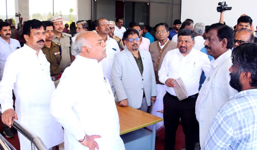 ಹಾವೇರಿ ವೈದ್ಯಕೀಯ ವಿಜ್ಞಾನ ಸಂಸ್ಥೆಗೆ ಭೇಟಿ ನೀಡಿ, ಪೂರ್ವ ಸಿದ್ಧತೆ ಪರಿಶೀಲಿಸಿದ ಜಿಲ್ಲಾ ಉಸ್ತುವಾರಿ ಸಚಿವ ಶಿವಾನಂದ ಪಾಟೀಲ. ಹಾವೇರಿ ವೈದ್ಯಕೀಯ ವಿಜ್ಞಾನ ಸಂಸ್ಥೆಗೆ ಭೇಟಿ ನೀಡಿ, ಪೂರ್ವ ಸಿದ್ಧತೆ ಪರಿಶೀಲಿಸಿದ ಜಿಲ್ಲಾ ಉಸ್ತುವಾರಿ ಸಚಿವ ಶಿವಾನಂದ ಪಾಟೀಲ.