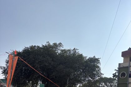 ಯಾಲಕ್ಕಿ ಕಂಪಿನ ನಗರಕ್ಕೆ ಸಿಎಂ ಆಗಮನದ ಹಿನ್ನಲೆಯಲ್ಲಿ ಮುಖ್ಯ ರಸ್ತೆ ಡಿವೈಡರಗಳಿಗೆ ಬಣ್ಣ ಬಳಿಯುವ ಕಾರ್ಯ ಚುರುಕು.