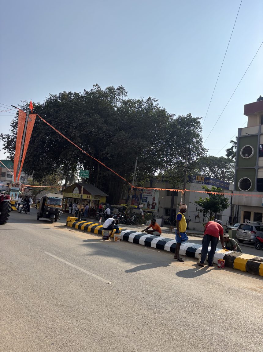 ಯಾಲಕ್ಕಿ ಕಂಪಿನ ನಗರಕ್ಕೆ ಸಿಎಂ ಆಗಮನದ ಹಿನ್ನಲೆಯಲ್ಲಿ ಮುಖ್ಯ ರಸ್ತೆ ಡಿವೈಡರಗಳಿಗೆ ಬಣ್ಣ ಬಳಿಯುವ ಕಾರ್ಯ ಚುರುಕು.
