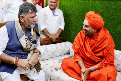 ಹಾವೇರಿಯ ಹುಕ್ಕೇರಿ ಮಠಕ್ಕೆ ಭೇಟಿ ನೀಡಿ  ವಿಶೇಷ ಪೂಜೆ ಸಲ್ಲಿಸಿದ  ಉಪ ಮುಖ್ಯ ಮಂತ್ರಿ ಡಿ.ಕೆ.  ಶಿವಕುಮಾರ.