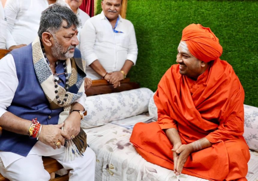 ಹಾವೇರಿಯ ಹುಕ್ಕೇರಿ ಮಠಕ್ಕೆ ಭೇಟಿ ನೀಡಿ  ವಿಶೇಷ ಪೂಜೆ ಸಲ್ಲಿಸಿದ  ಉಪ ಮುಖ್ಯ ಮಂತ್ರಿ ಡಿ.ಕೆ.  ಶಿವಕುಮಾರ.