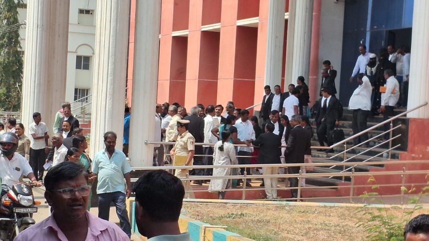 ಹಾವೇರಿ ಜಿಲ್ಲಾ ಸತ್ರ ನ್ಯಾಯಾಲಯಕ್ಕೆ ಬಾಂಬ್ ಬೆದರಿಕೆ . ಹಾವೇರಿ ಜಿಲ್ಲಾ ಸತ್ರ ನ್ಯಾಯಾಲಯಕ್ಕೆ ಬಾಂಬ್ ಬೆದರಿಕೆ .