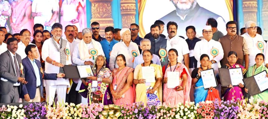 ಭೂ ಗ್ಯಾರಂಟಿ ಸಮರ್ಪಣಾ ಸಮಾವೇಶದಲ್ಲಿ ೨.೨೦ ಲಕ್ಷ ಕುಟುಂಬಗಳಿಗೆ ಹಕ್ಕುಪತ್ರ ವಿತರಣೆ;ನಮ್ಮದು ನುಡಿದಂತೆ ನಡೆದ ಸರ್ಕಾರ -ಮುಖ್ಯಮಂತ್ರಿ ಸಿದ್ಧರಾಮಯ್ಯ ಭೂ ಗ್ಯಾರಂಟಿ ಸಮರ್ಪಣಾ ಸಮಾವೇಶದಲ್ಲಿ ೨.೨೦ ಲಕ್ಷ ಕುಟುಂಬಗಳಿಗೆ ಹಕ್ಕುಪತ್ರ ವಿತರಣೆ;ನಮ್ಮದು ನುಡಿದಂತೆ ನಡೆದ ಸರ್ಕಾರ -ಮುಖ್ಯಮಂತ್ರಿ ಸಿದ್ಧರಾಮಯ್ಯ